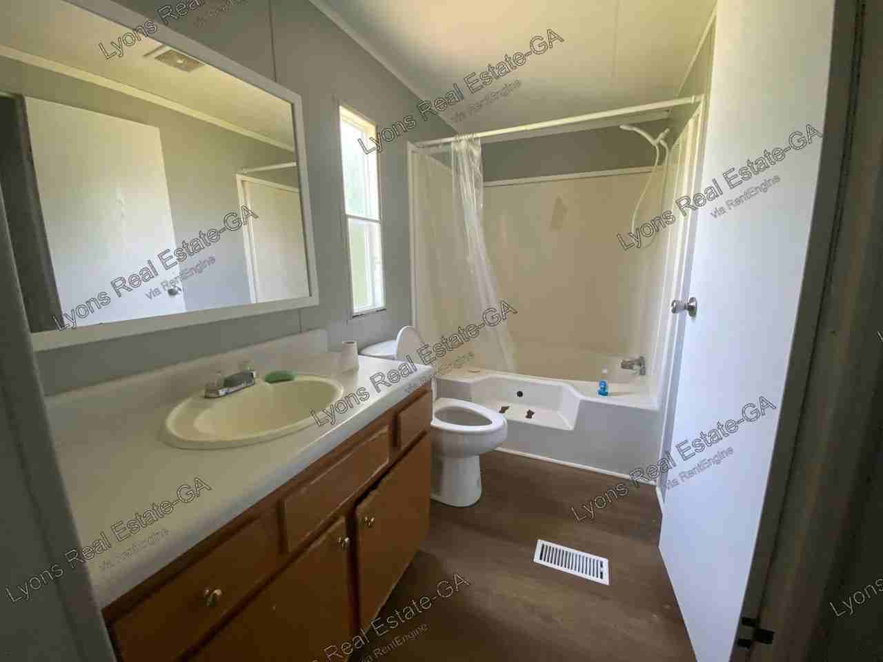 604 Sycamore Dr - Photo 5 of 16