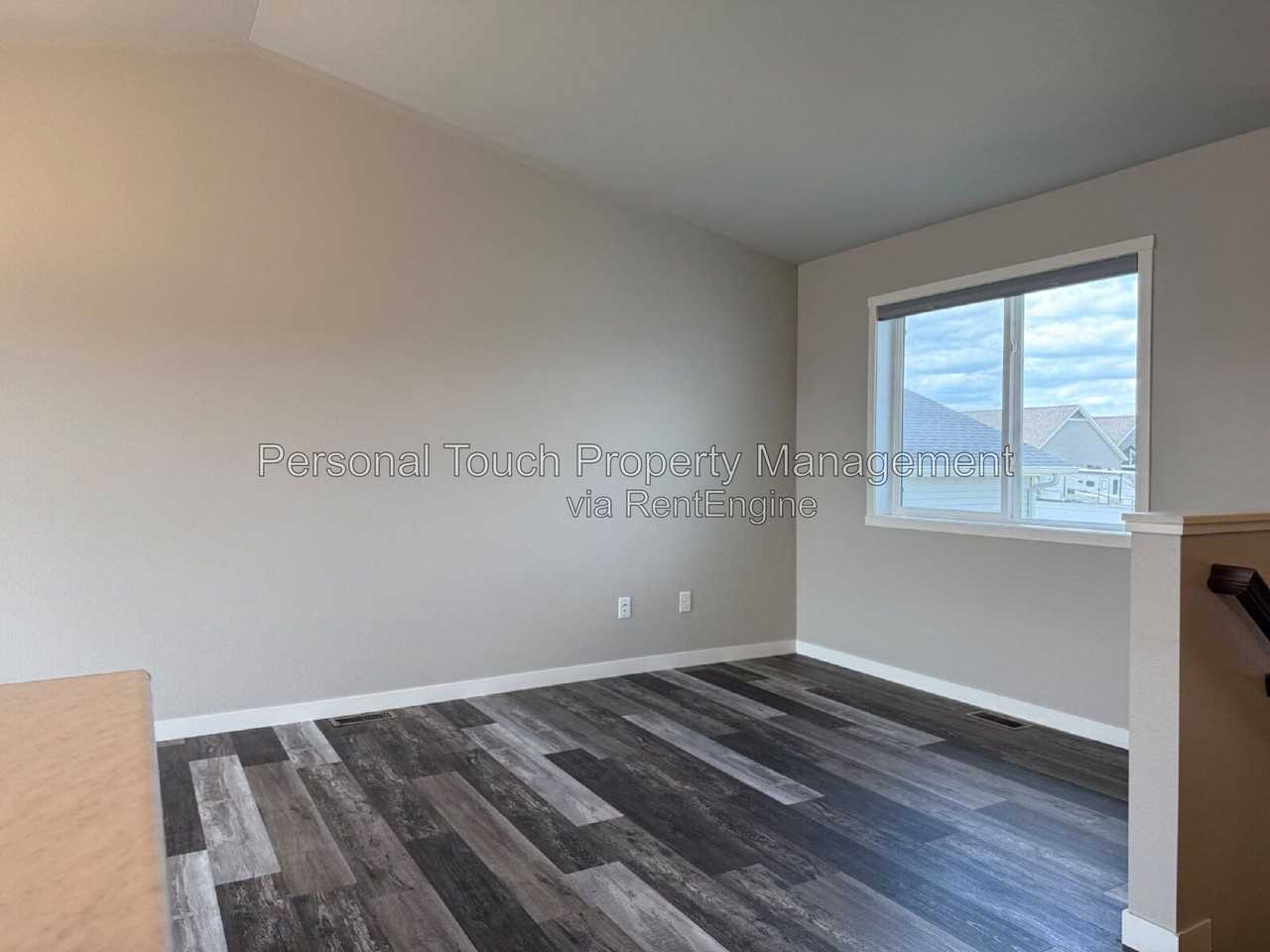 1067 Barnes Dr - Photo 4 of 33