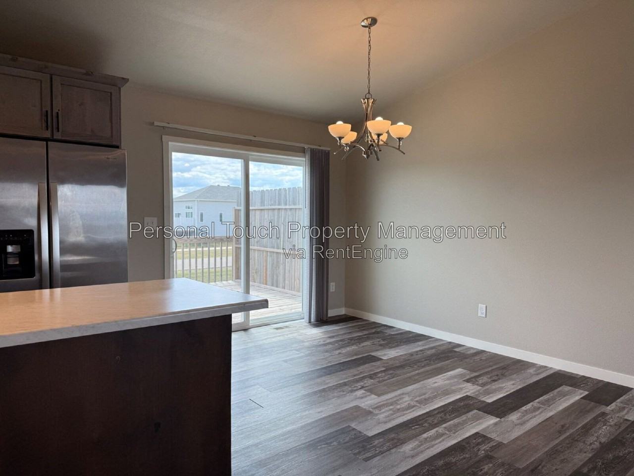 1067 Barnes Dr - Photo 5 of 33