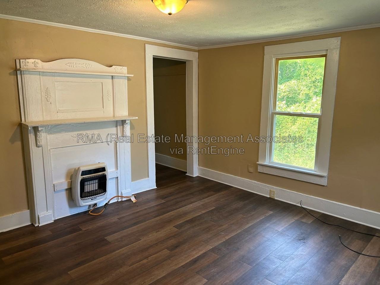 838 Friedman St - Photo 3 of 5