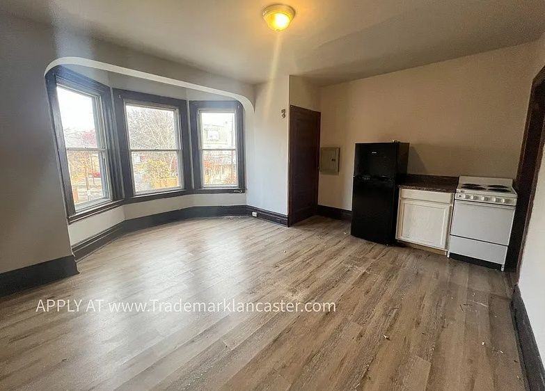 626 W Lemon St #2F - Photo 2 of 7