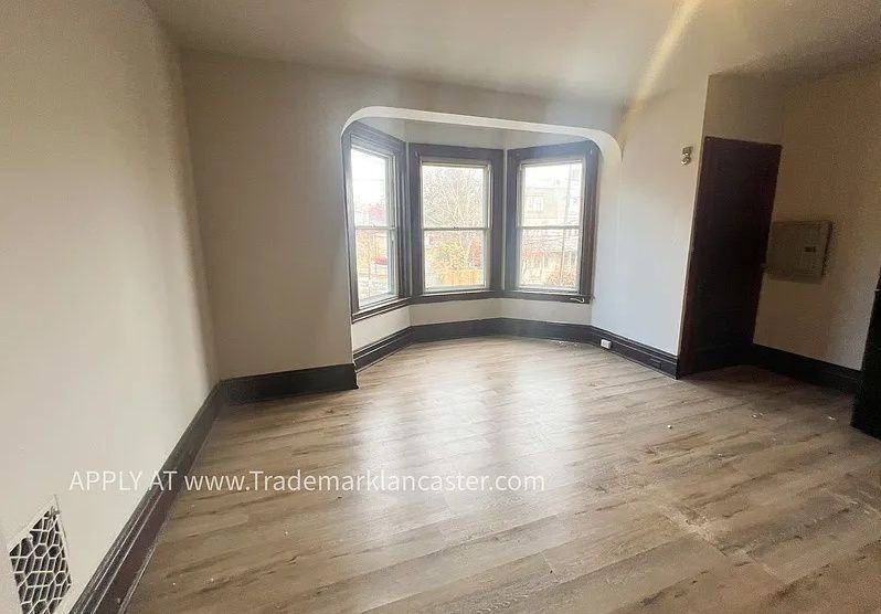 626 W Lemon St #2F - Photo 3 of 7