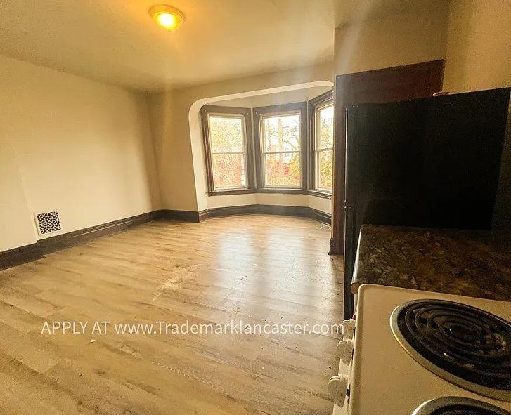 626 W Lemon St #2F - Photo 4 of 7