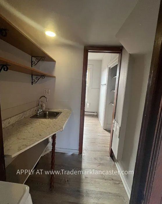 626 W Lemon St #2F - Photo 5 of 7