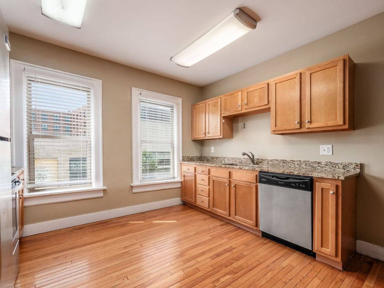 1643 N Pearl St - Photo 3 of 26