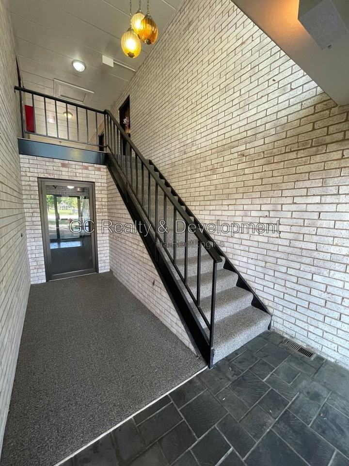 180 N Wolf Rd #1D - Photo 2 of 16