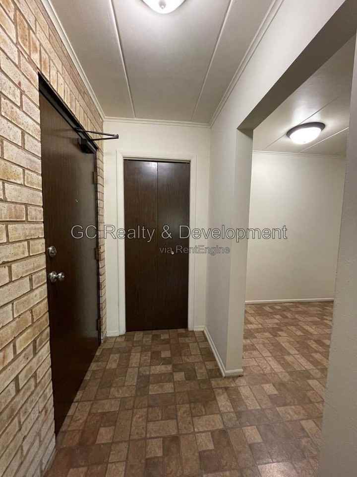 180 N Wolf Rd #1D - Photo 4 of 16