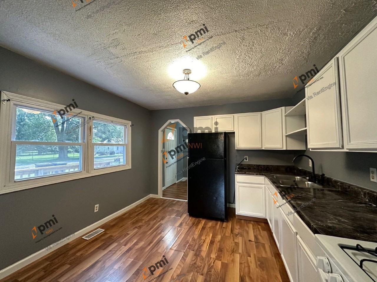3464 Iowa St - Photo 4 of 15