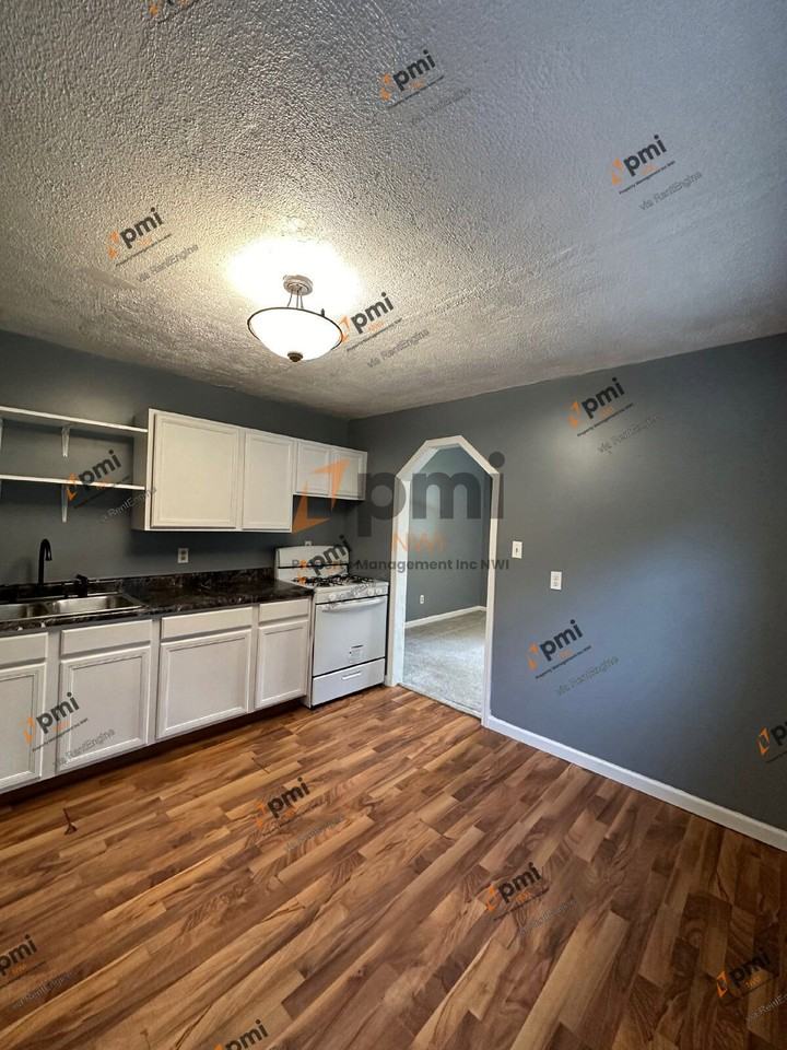 3464 Iowa St - Photo 5 of 15