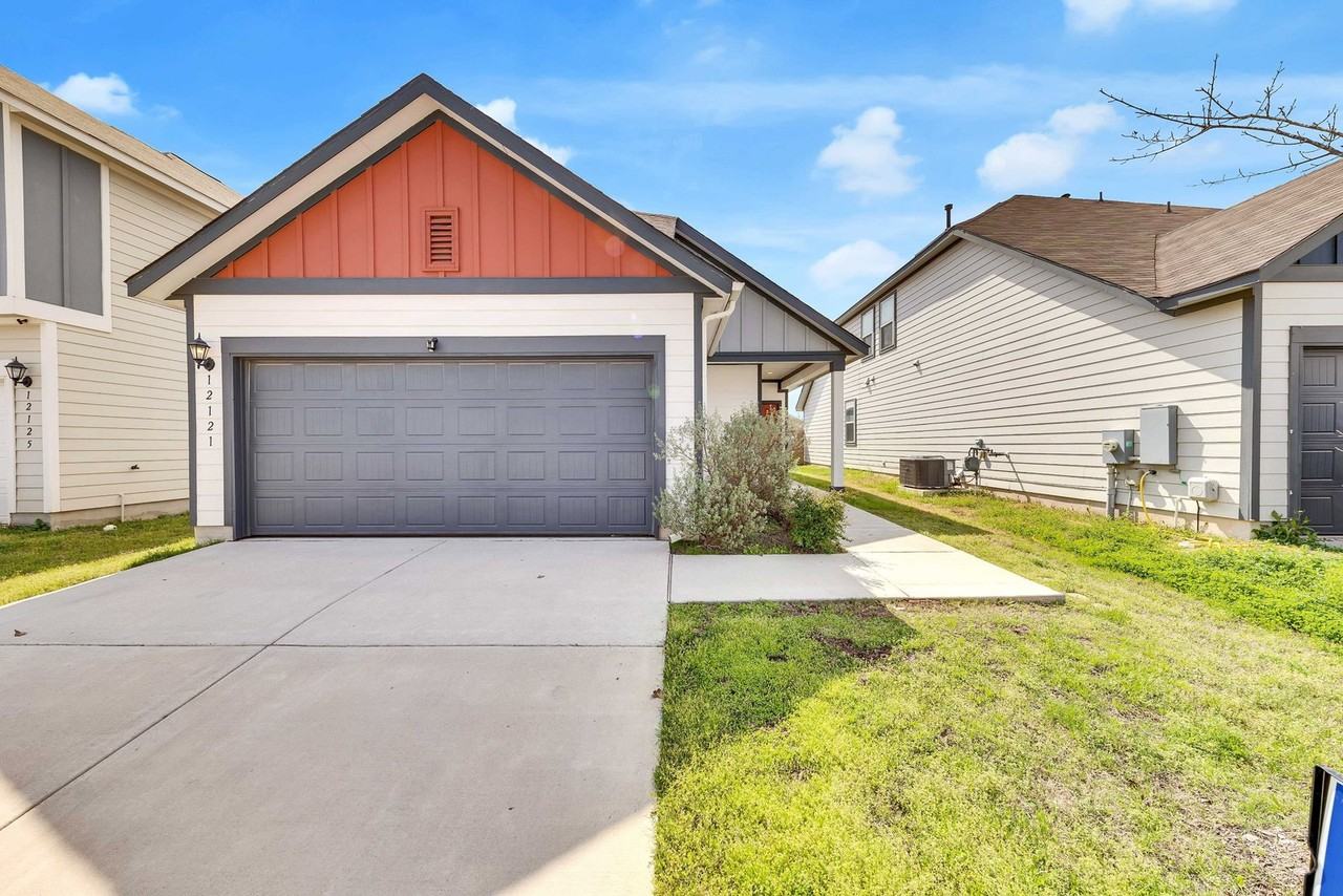12121 Cimaizon Dr - Photo 2 of 50
