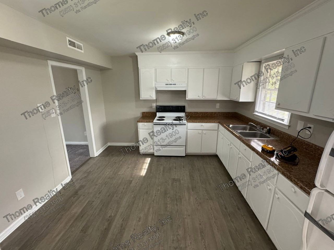 809 Lloyd St - Photo 2 of 15