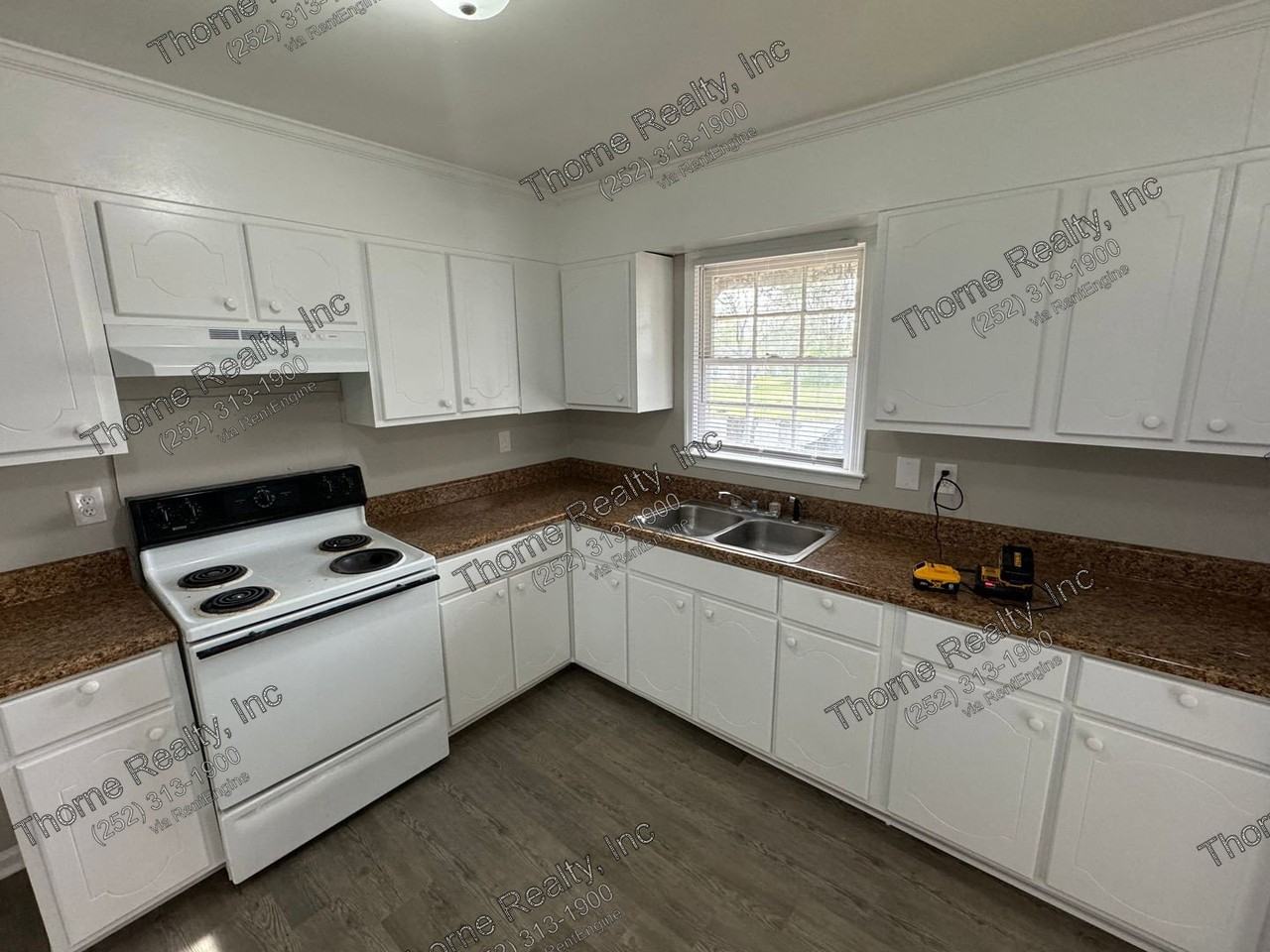 809 Lloyd St - Photo 3 of 15
