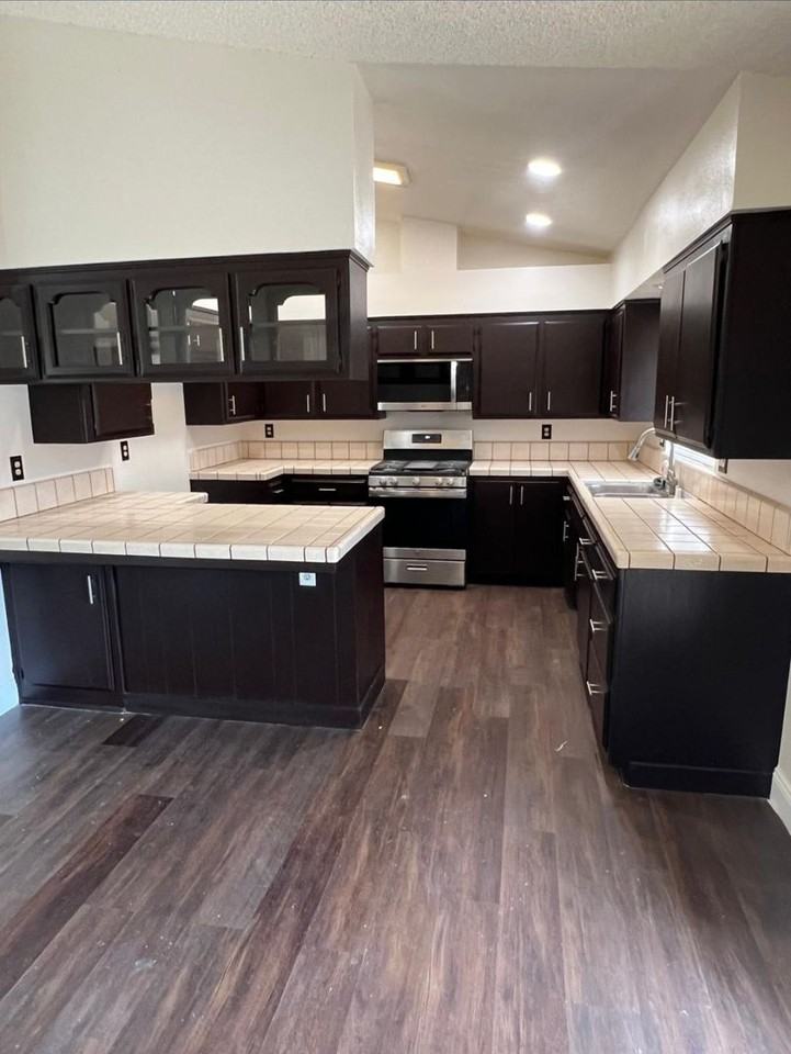 921 Orangewood St - Photo 3 of 12