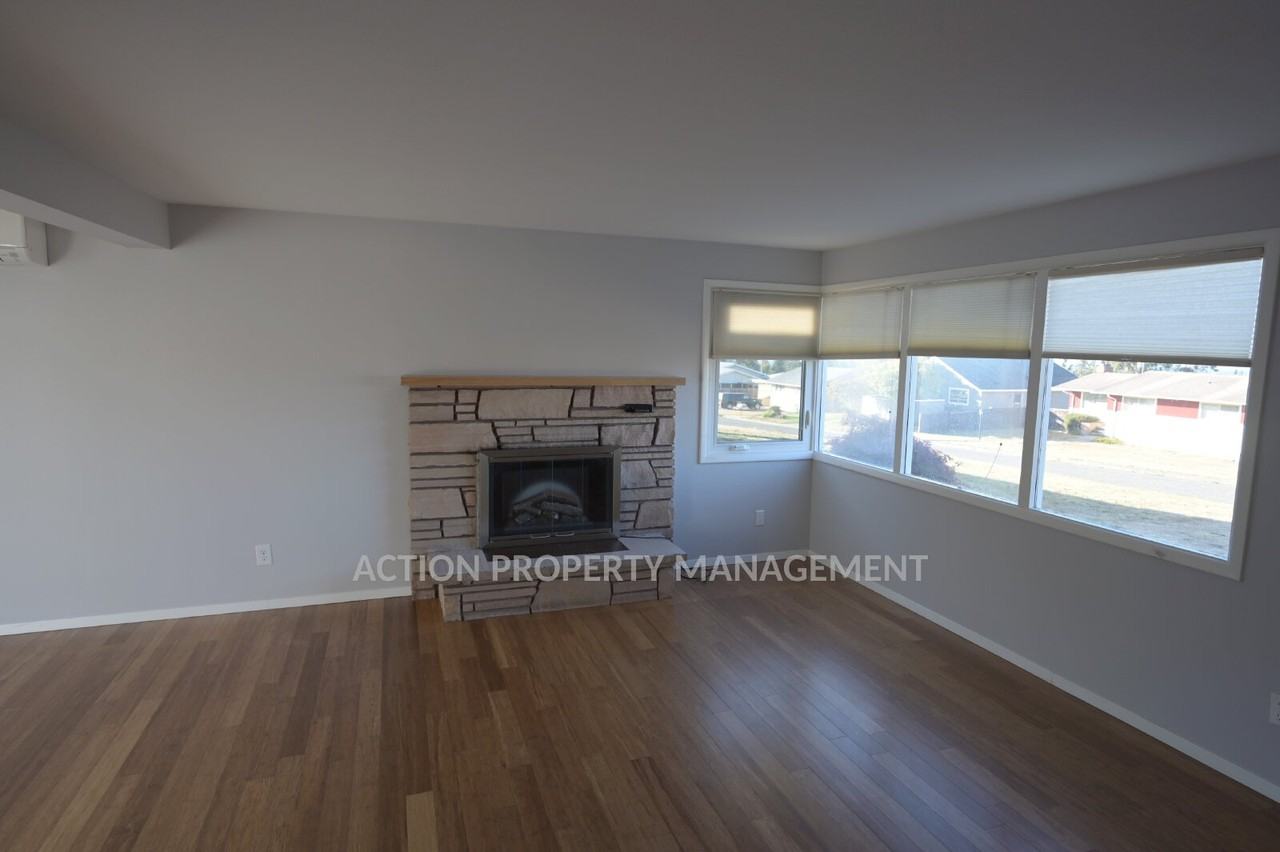 1730 E 5th St - Photo 6 of 33