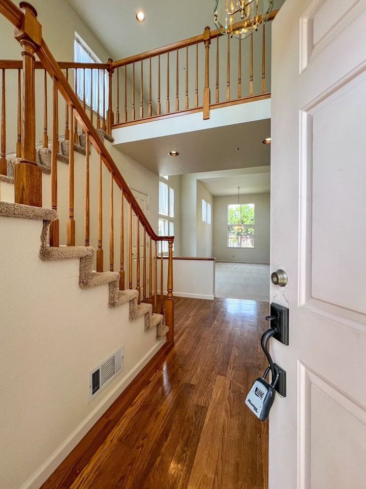 2172 Camenson St - Photo 2 of 42