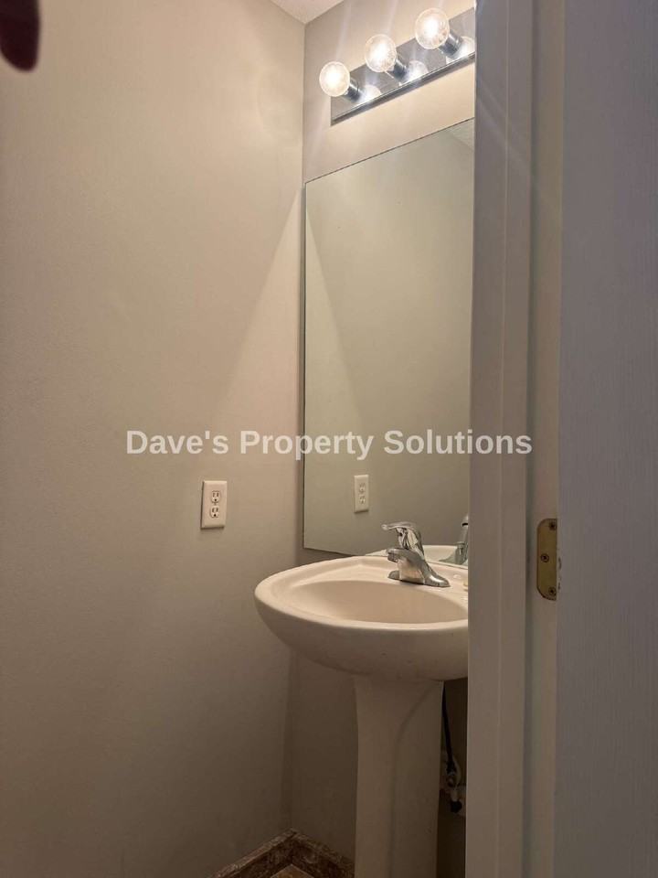 434 Peyton Ct - Photo 4 of 10