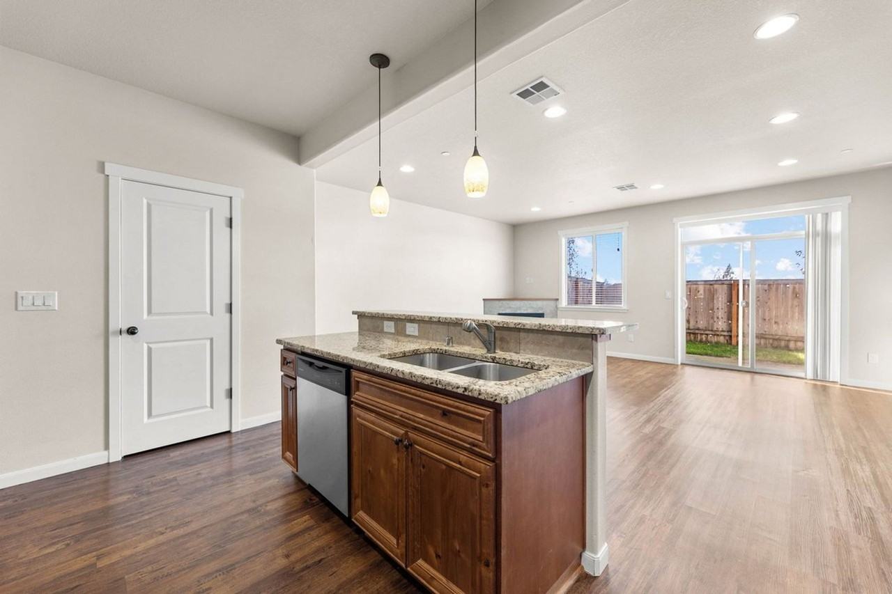 3310 N 3rd Cir - Photo 5 of 24