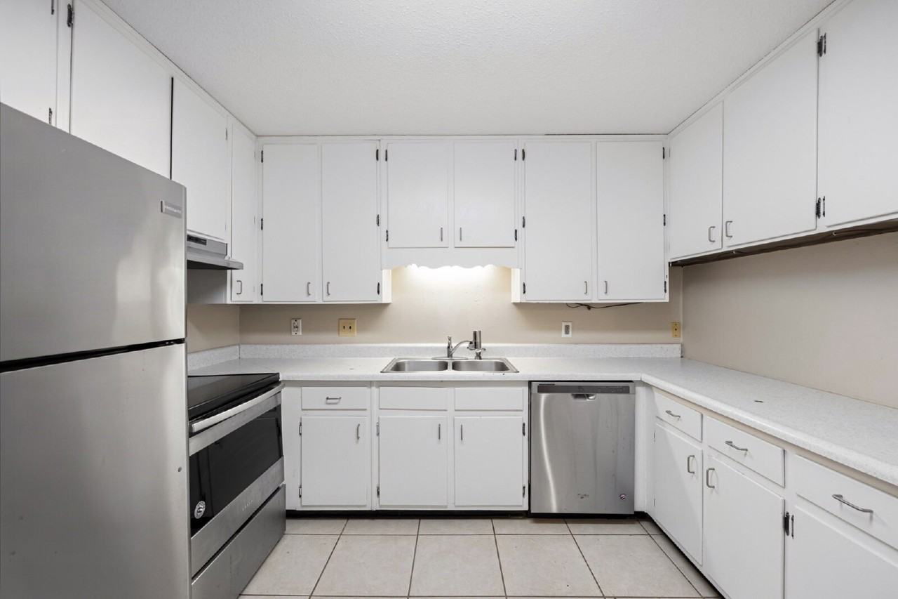 733 E College Ave - Photo 5 of 27