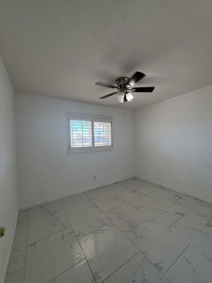 5725 Wren Ave - Photo 7 of 26