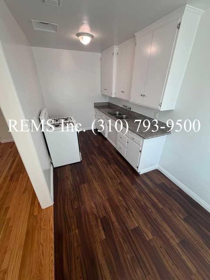 938 S Oak St #2 - Photo 4 of 13