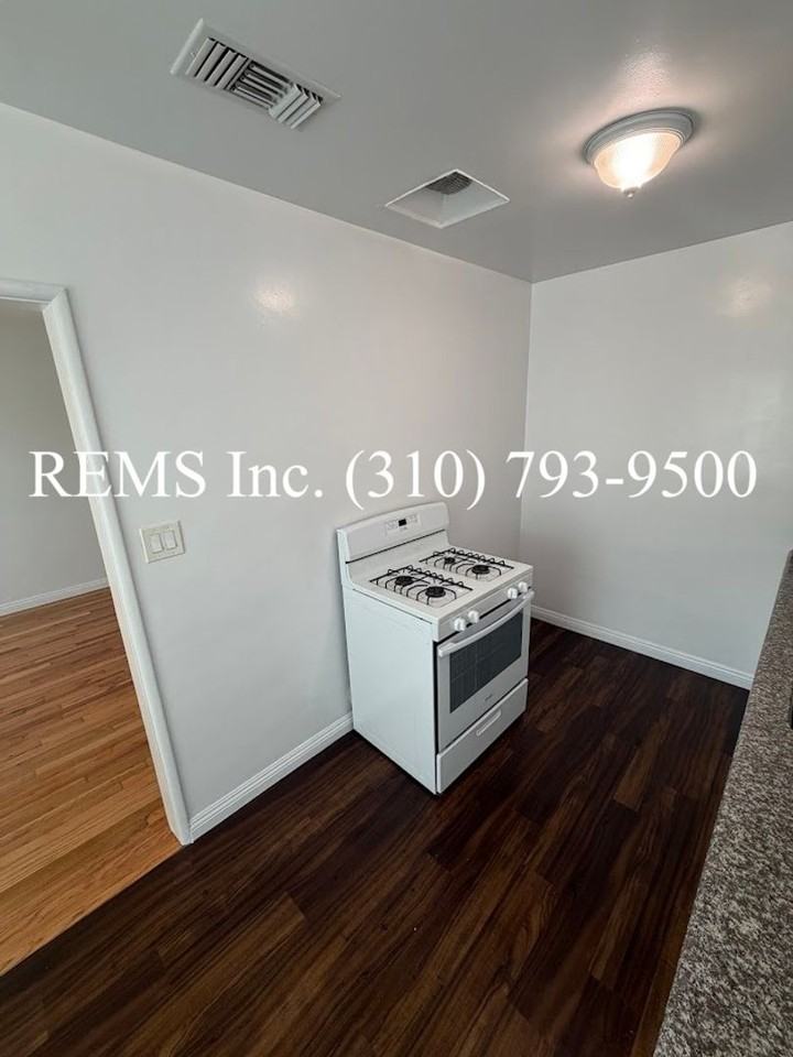 938 S Oak St #2 - Photo 5 of 13