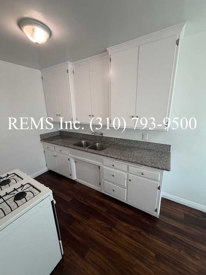 938 S Oak St #2 - Photo 6 of 13