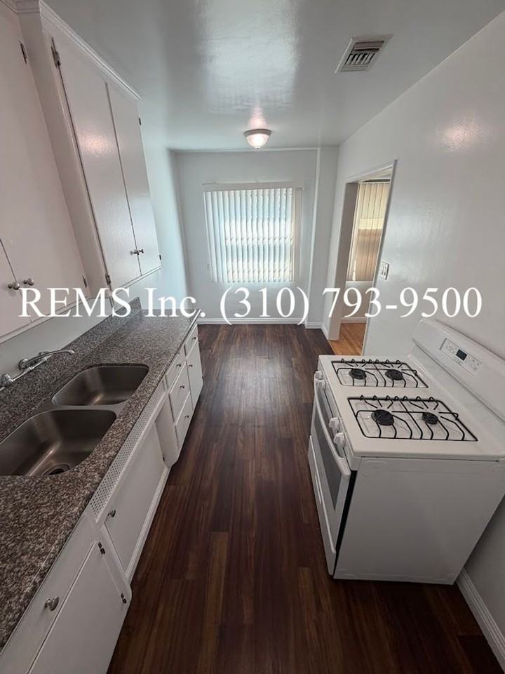 938 S Oak St #2 - Photo 7 of 13