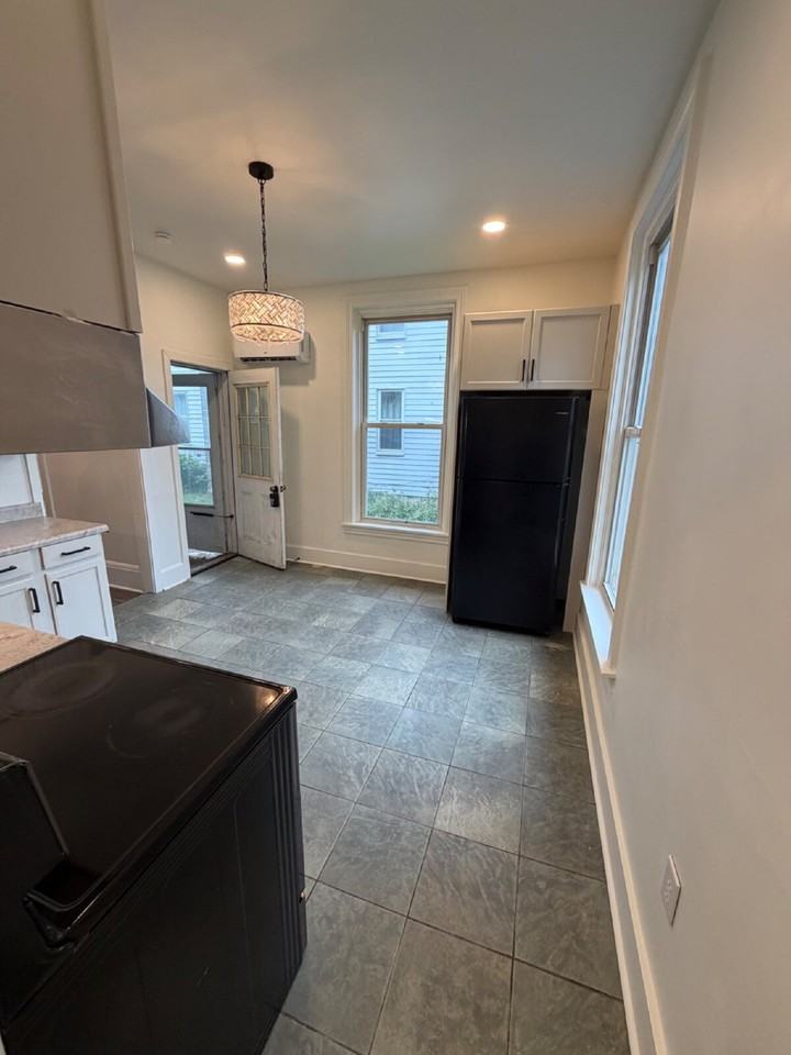 709 Main St - Photo 4 of 19