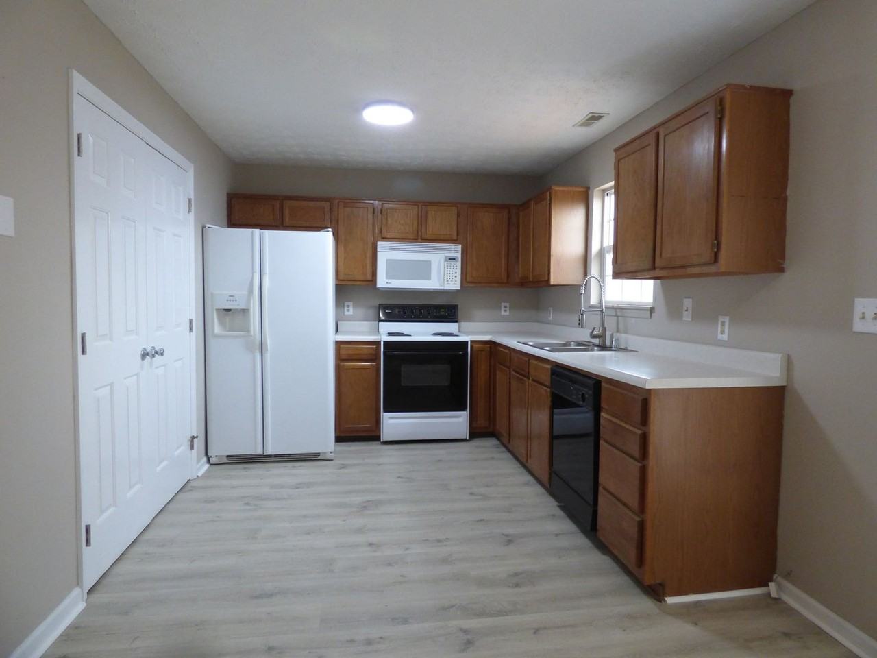 338 E Oak St - Photo 5 of 37