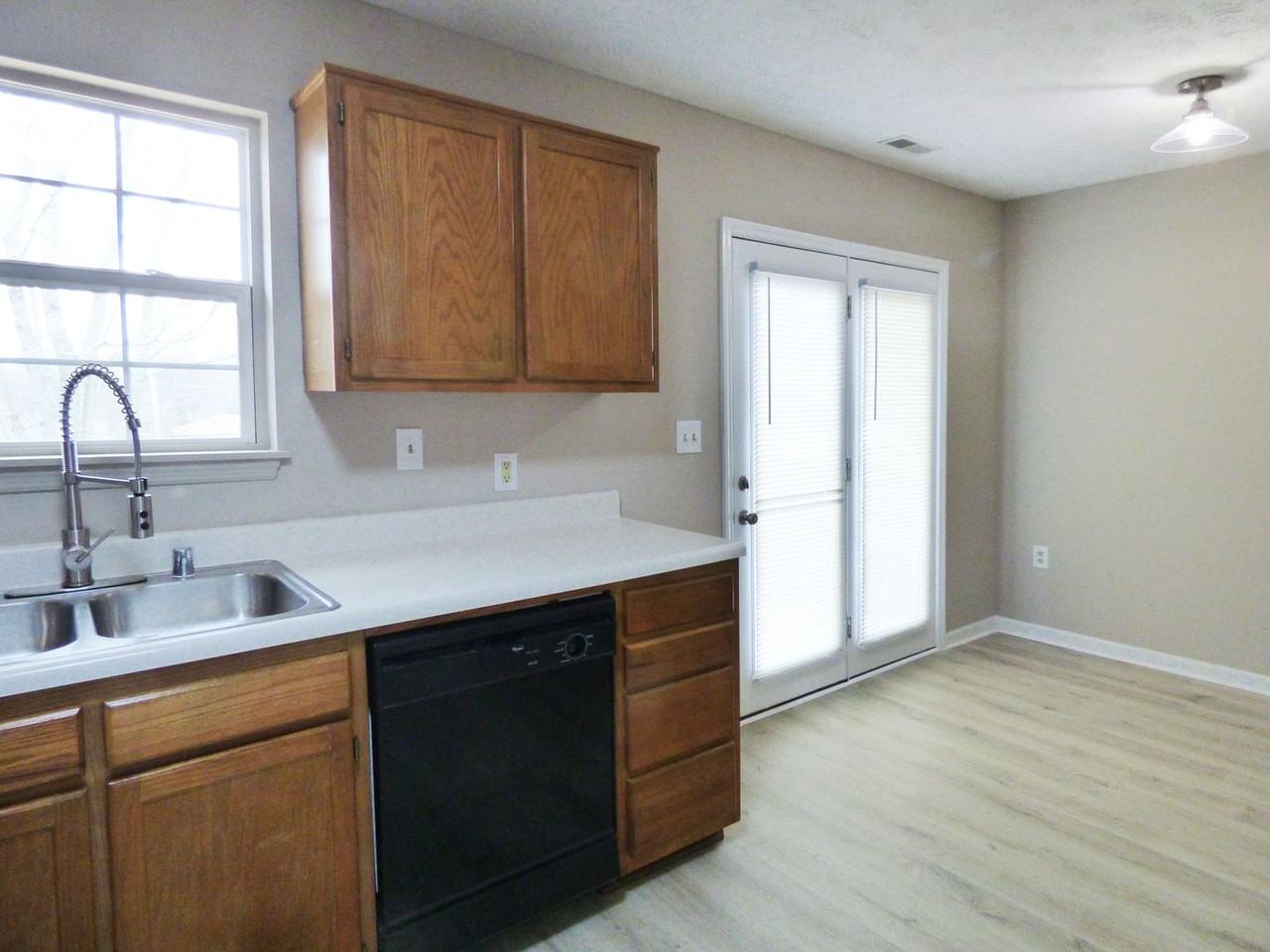 338 E Oak St - Photo 7 of 37