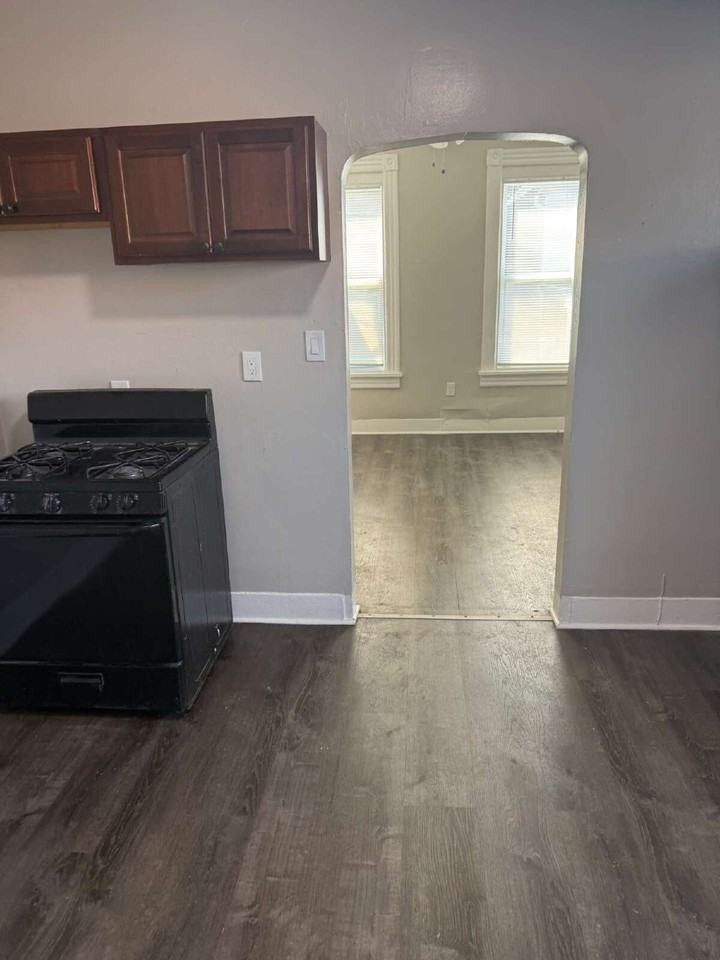 1216 W Madison St - Photo 2 of 4