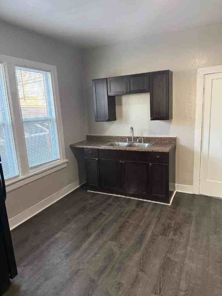 1216 W Madison St - Photo 3 of 4