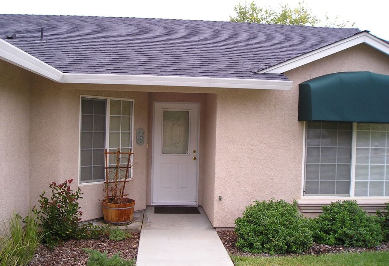 1543 Lakeside Dr - Photo 2 of 14