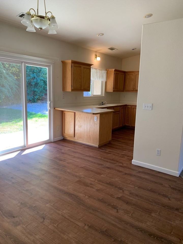 1543 Lakeside Dr - Photo 5 of 14