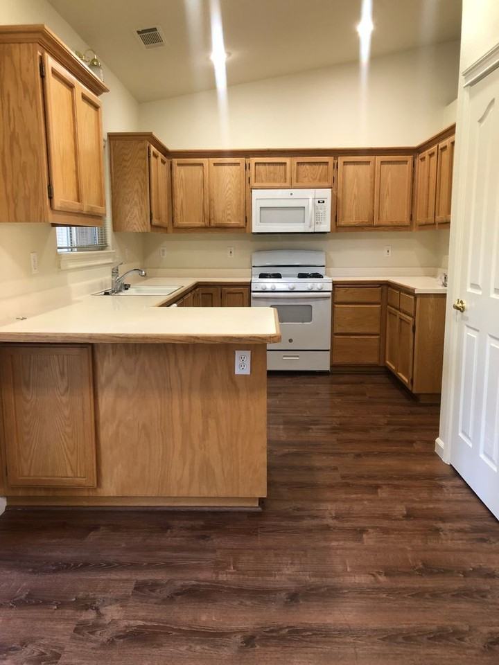 1543 Lakeside Dr - Photo 6 of 14