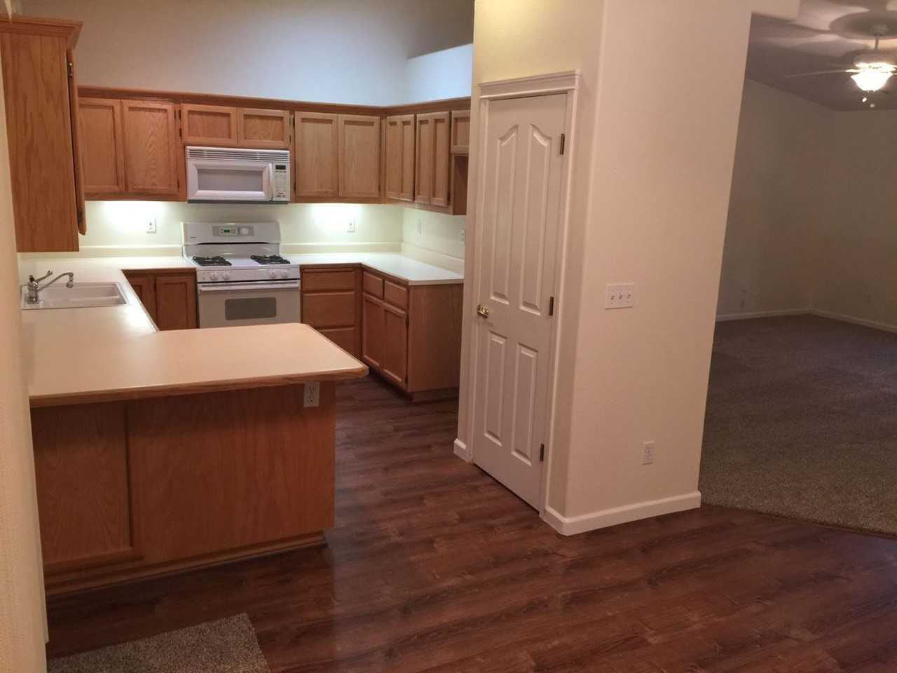 1543 Lakeside Dr - Photo 7 of 14