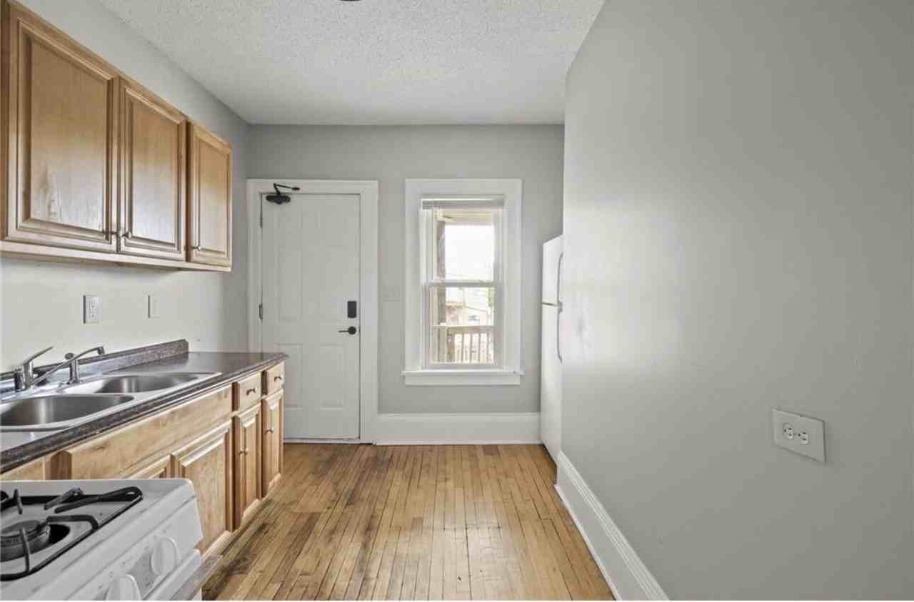 3400 Elliot Ave Apt 2 - Photo 4 of 16