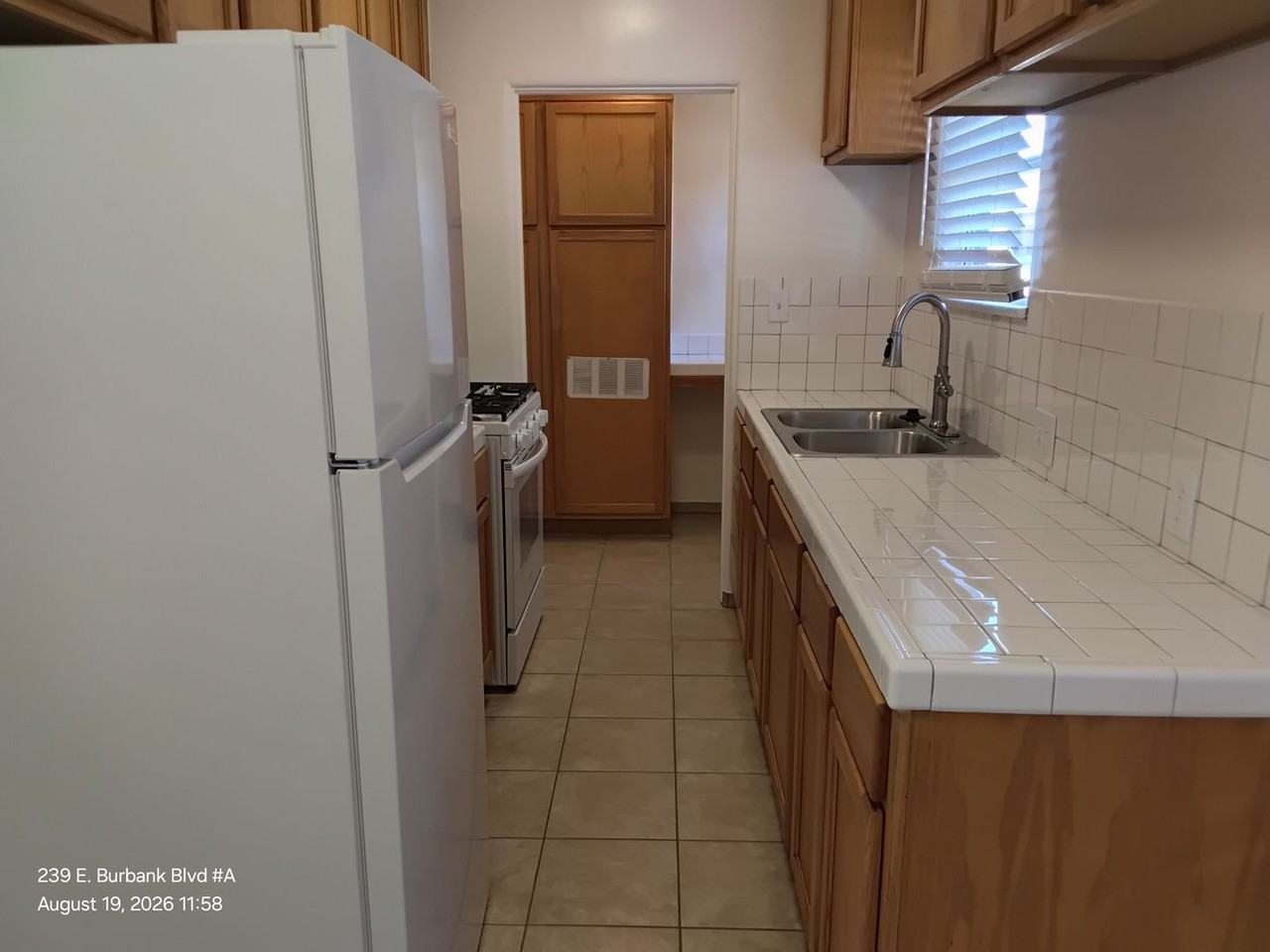 239 E Burbank Blvd - Photo 4 of 18