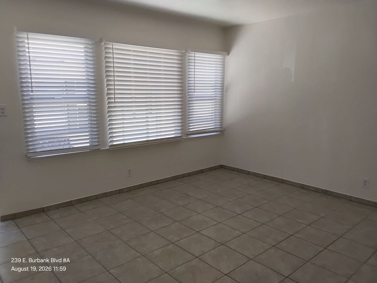 239 E Burbank Blvd - Photo 5 of 18