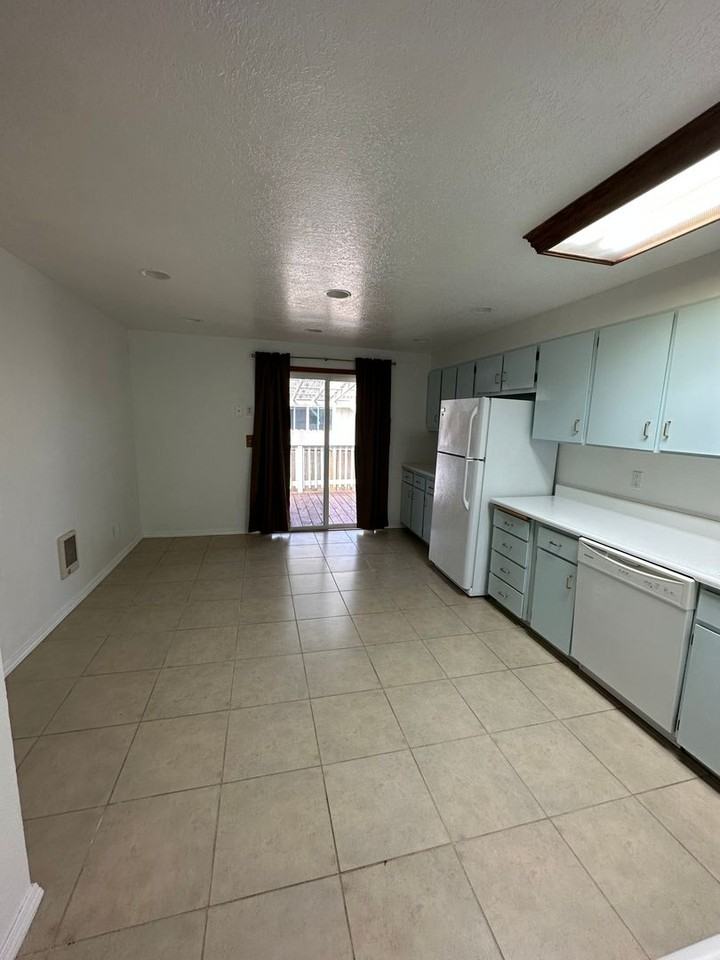 970 Webster Ave - Photo 5 of 19