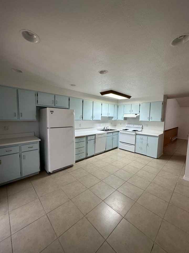 970 Webster Ave - Photo 6 of 19