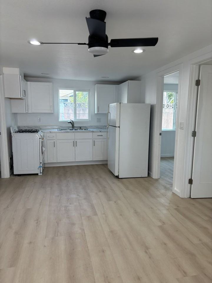 218 Oak St #B - Photo 2 of 7