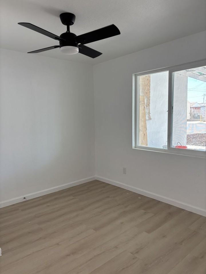 218 Oak St #B - Photo 3 of 7