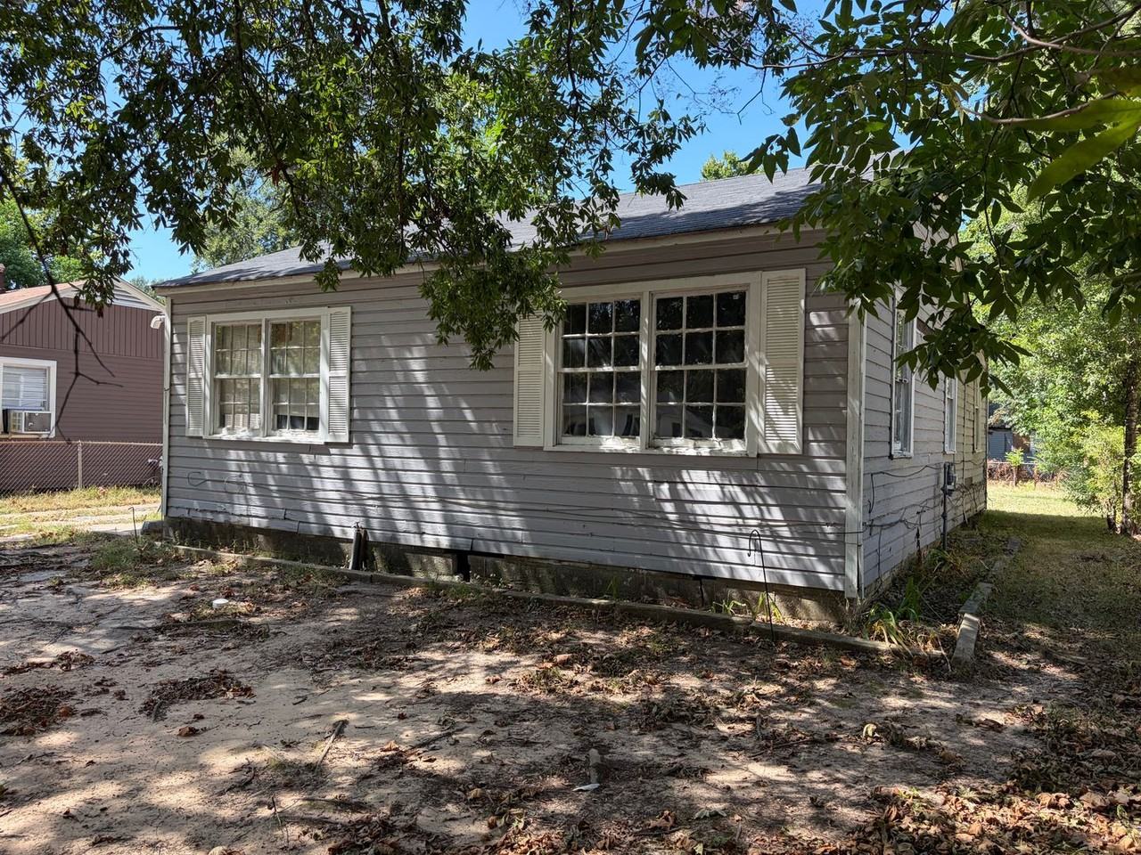 2726 Lakehurst Ave - Photo 2 of 9
