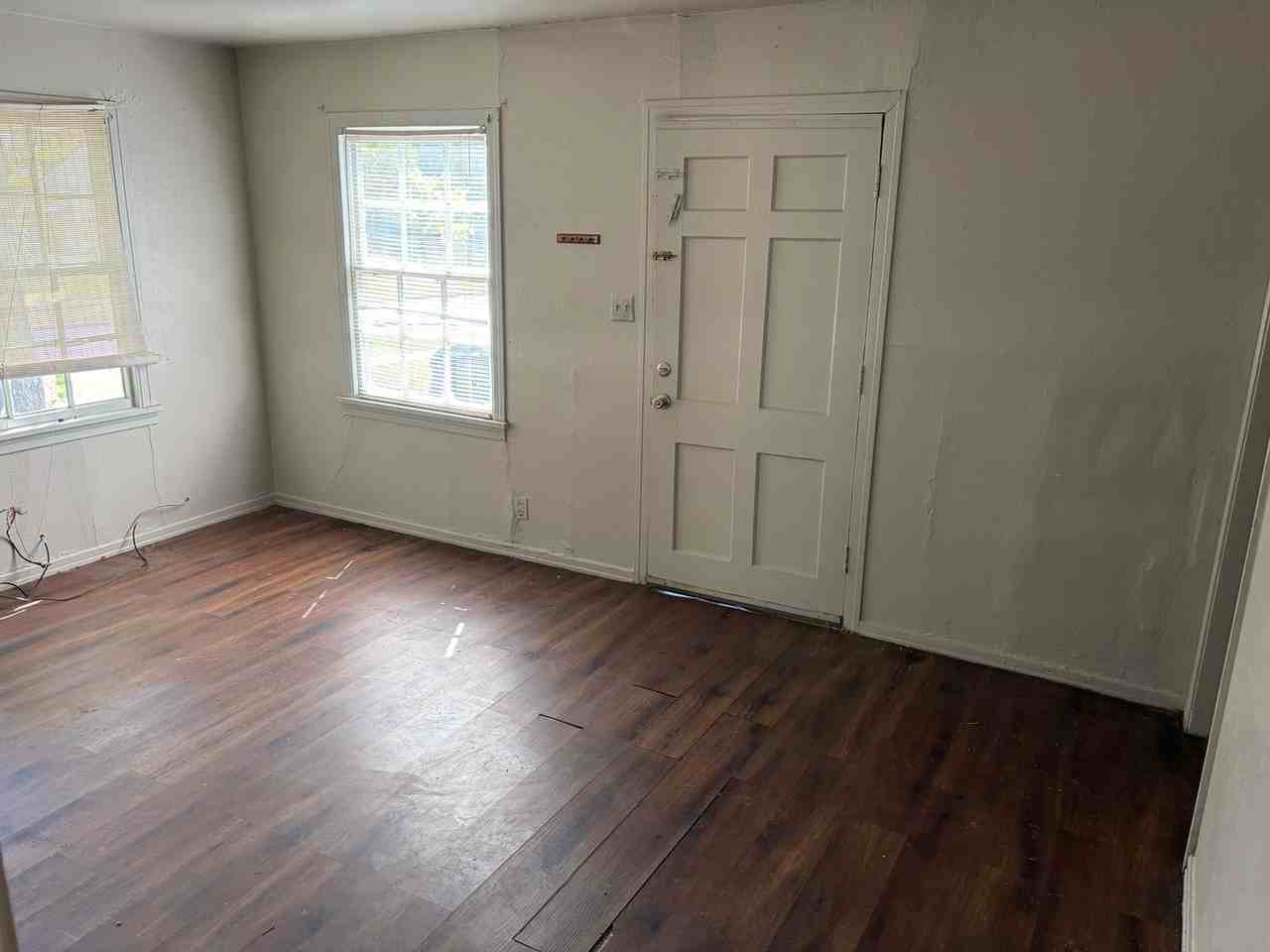 2726 Lakehurst Ave - Photo 3 of 9