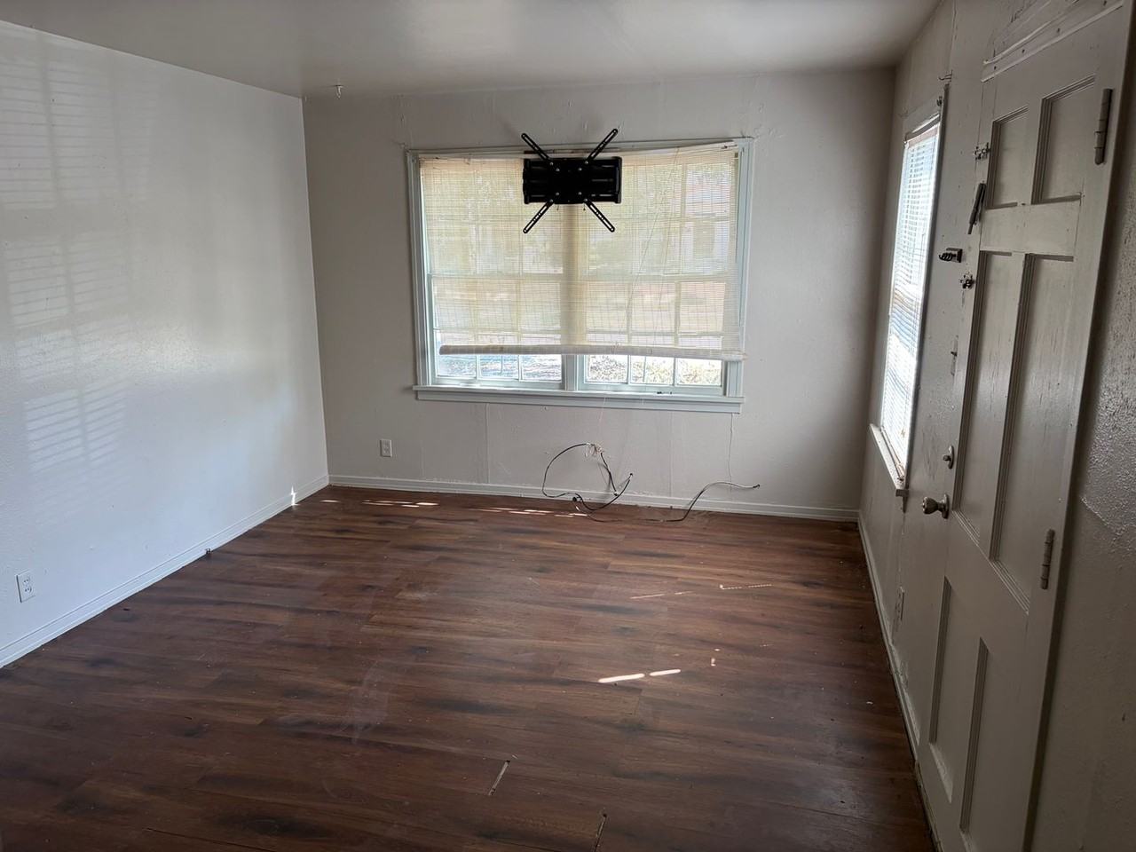 2726 Lakehurst Ave - Photo 4 of 9