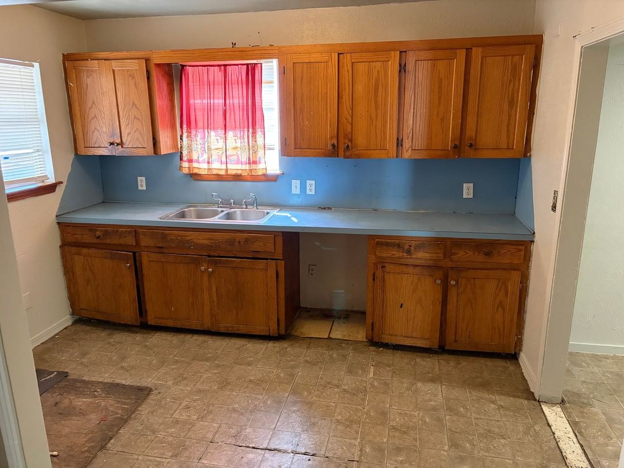 2726 Lakehurst Ave - Photo 5 of 9