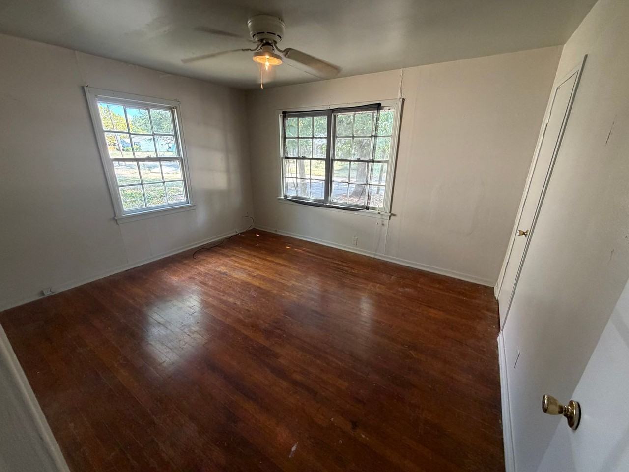 2726 Lakehurst Ave - Photo 6 of 9
