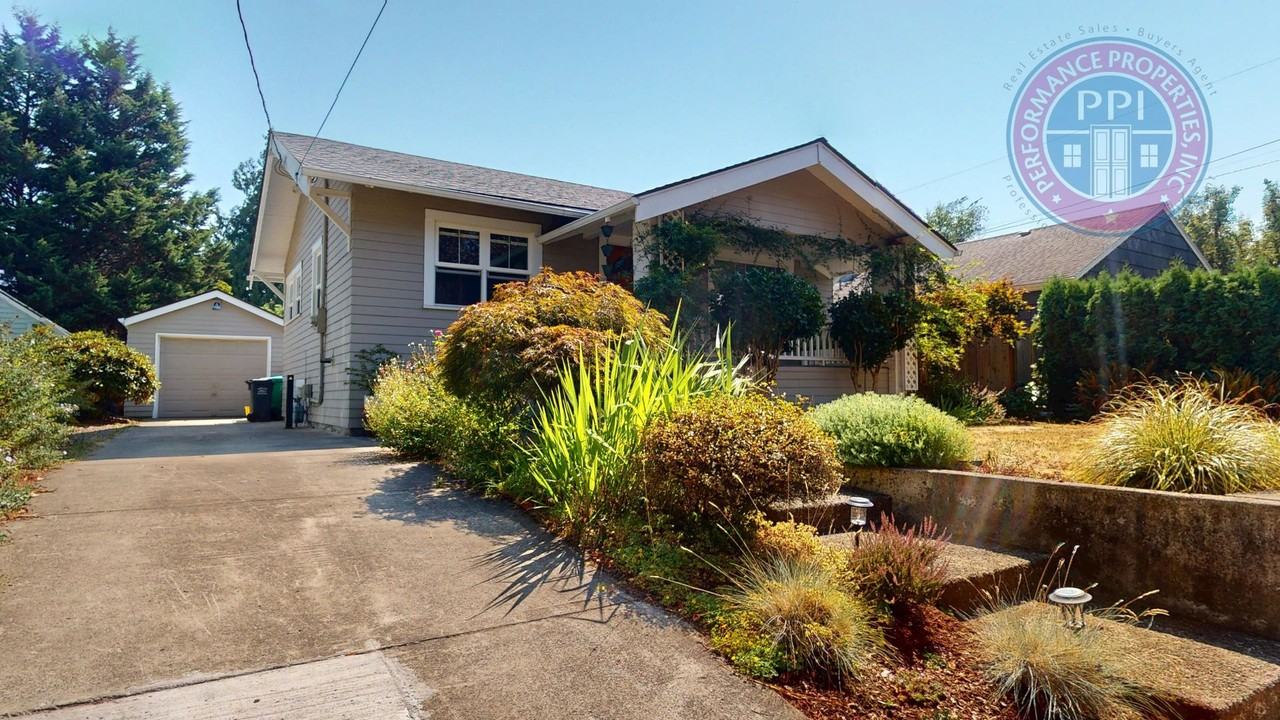 2626 Se 64th Ave - Photo 2 of 33