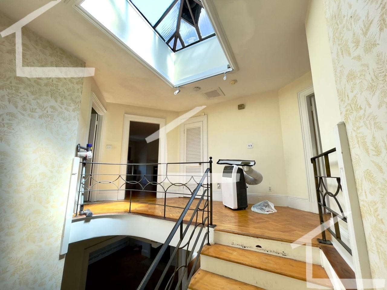 1716 Beacon St - Photo 5 of 15